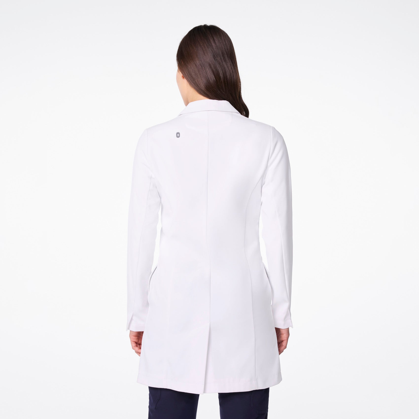 https://cdn.shopify.com/s/files/1/0139/8942/files/2025_Q3_08_BELLEVUE_SLIM_LAB_COAT_PEYTON_1933.jpg?v=1755886860