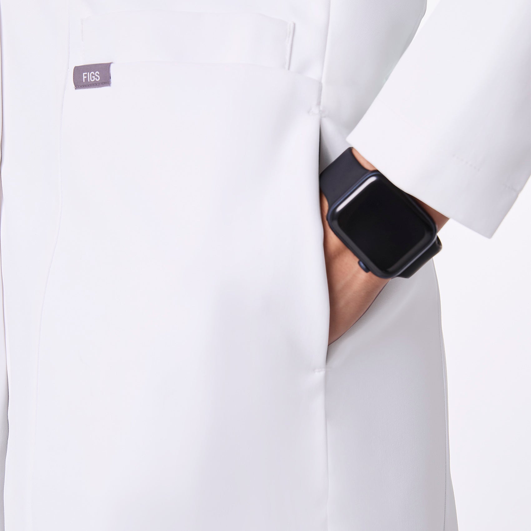 https://cdn.shopify.com/s/files/1/0139/8942/files/2025_Q3_08_BELLEVUE_SLIM_LAB_COAT_PEYTON_1955.jpg?v=1755886860