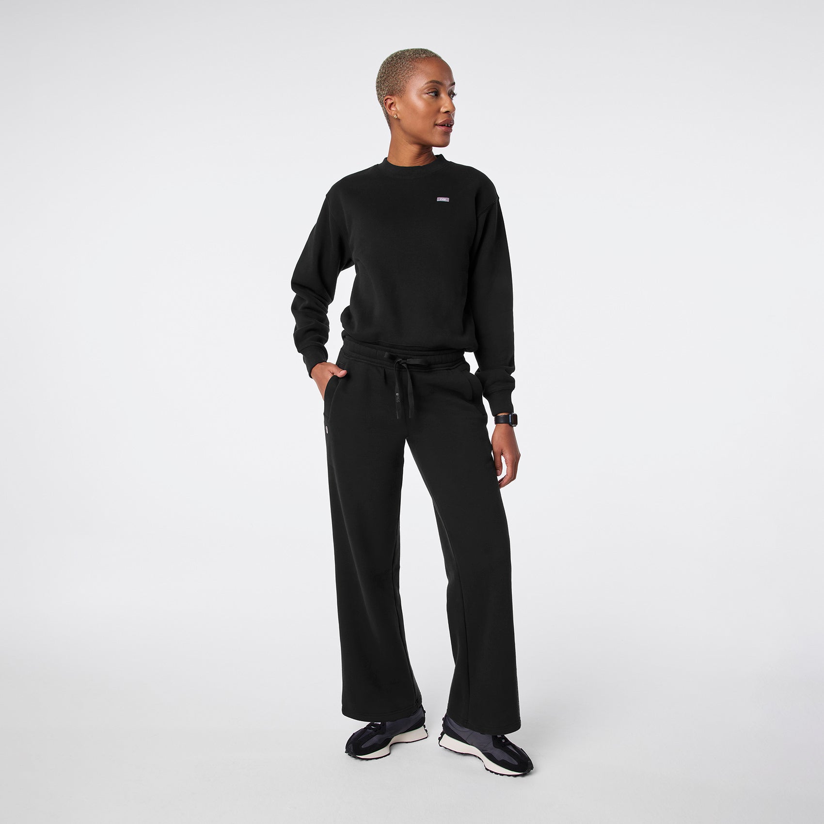 https://cdn.shopify.com/s/files/1/0139/8942/files/2025_Q4_11_BLACK_OFF-SHIFT-RELAXED-CREWNECK-SWEATSHIRT_DEJA_839.jpg?v=1762982263