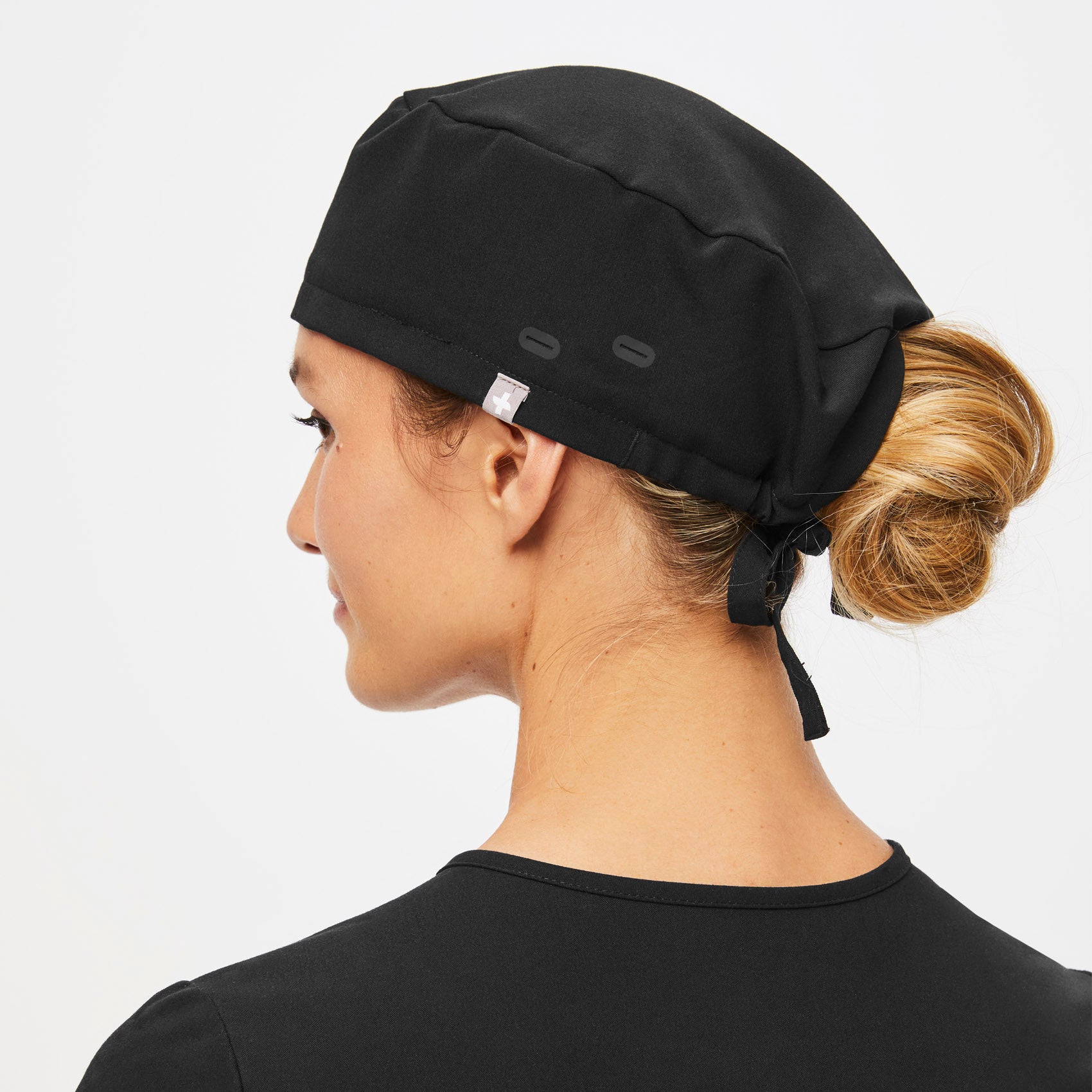 https://cdn.shopify.com/s/files/1/0139/8942/files/Q1_2023_03_BLACK_SCRUB-CAP-BUTTONHOLES_CORE-REFRESH_U_MADI_69030_0c70798a-9133-4bc6-95b2-38bcd937fe1f.jpg?v=1733250105