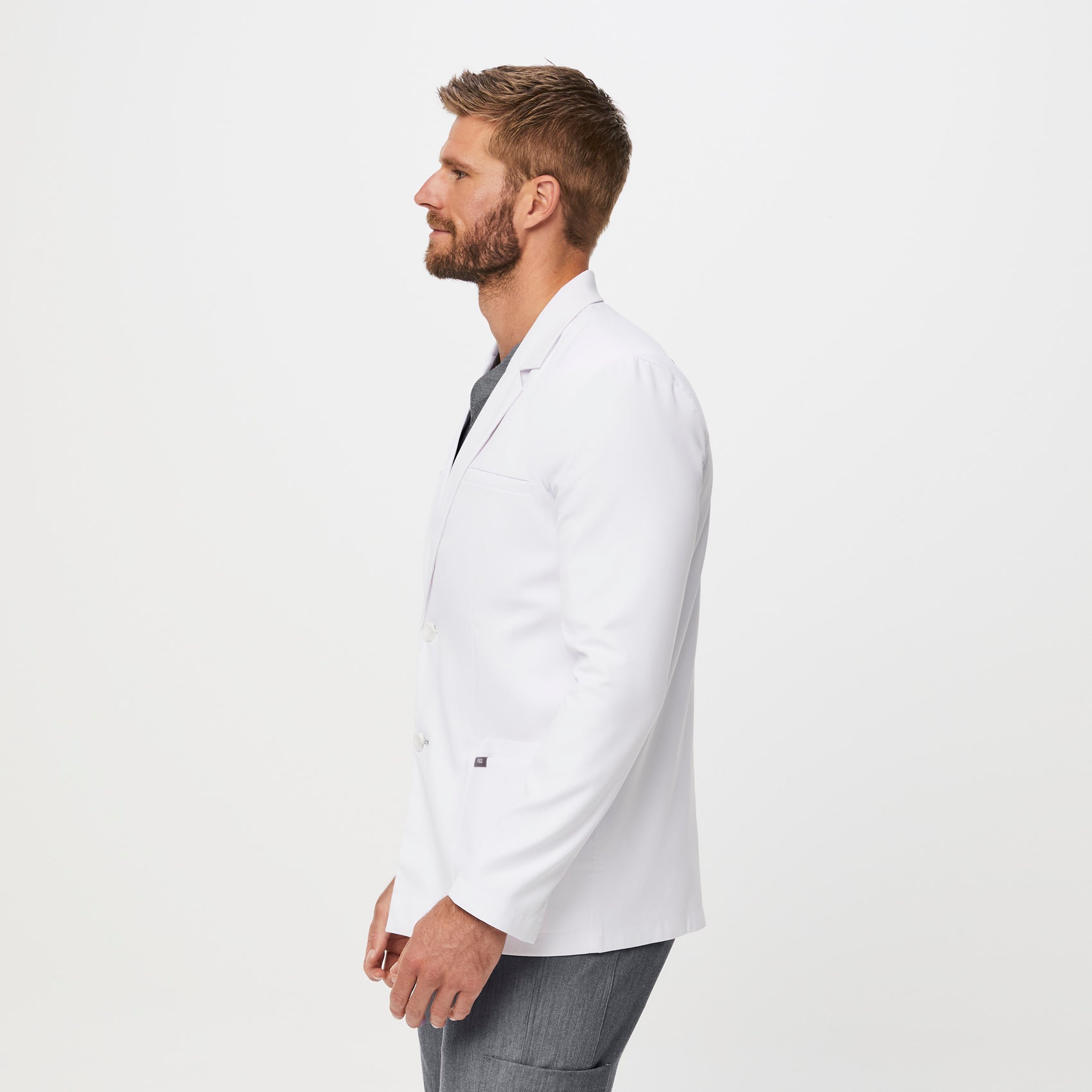 https://cdn.shopify.com/s/files/1/0139/8942/files/Q3_2023_07_WHITE_HARLEM-SLIM-SHORT-LABCOAT_M_DAVEY_13292.jpg?v=1695927126