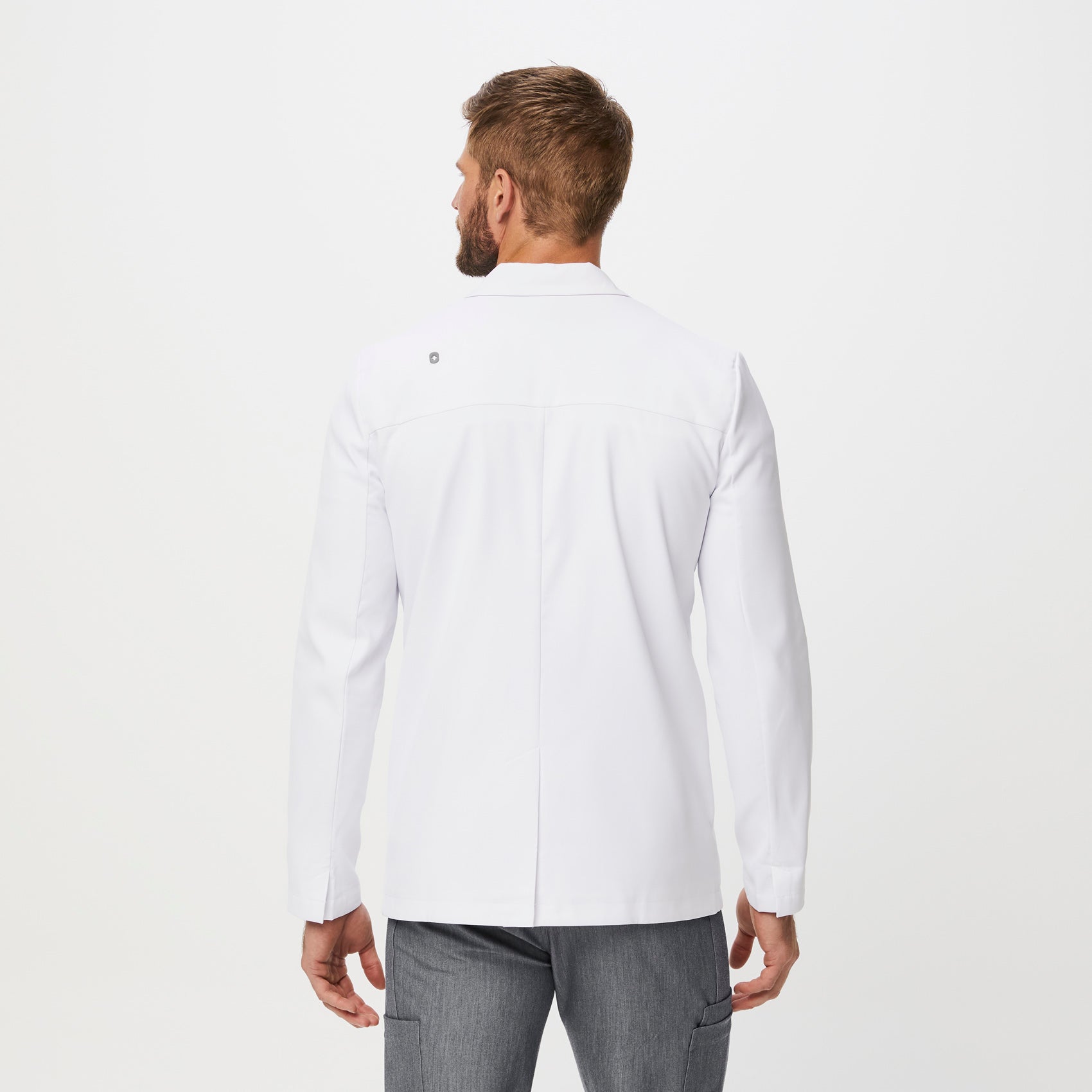 https://cdn.shopify.com/s/files/1/0139/8942/files/Q3_2023_07_WHITE_HARLEM-SLIM-SHORT-LABCOAT_M_DAVEY_13296.jpg?v=1695927126