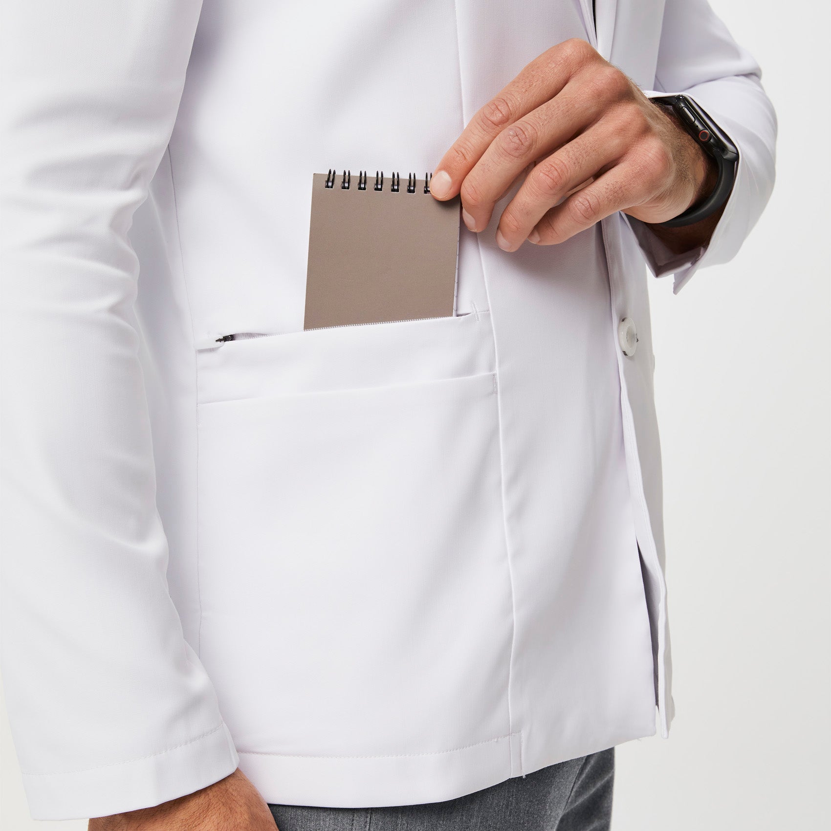 https://cdn.shopify.com/s/files/1/0139/8942/files/Q3_2023_07_WHITE_HARLEM-SLIM-SHORT-LABCOAT_M_DAVEY_13305.jpg?v=1695927162