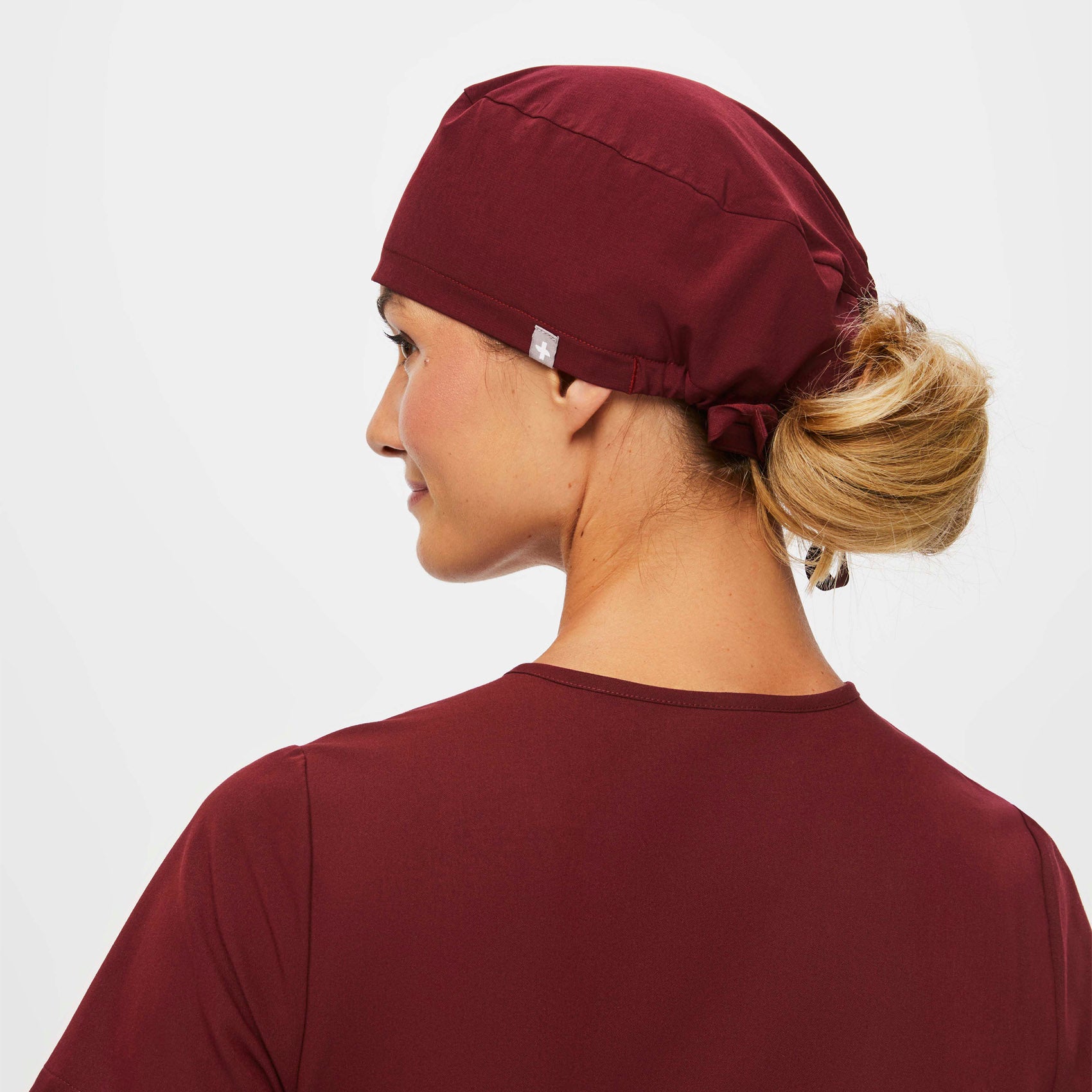 https://cdn.shopify.com/s/files/1/0139/8942/files/Q3_2023_08_BURGUNDY_SCRUBCAP_U_MADI_19829.jpg?v=1696364638